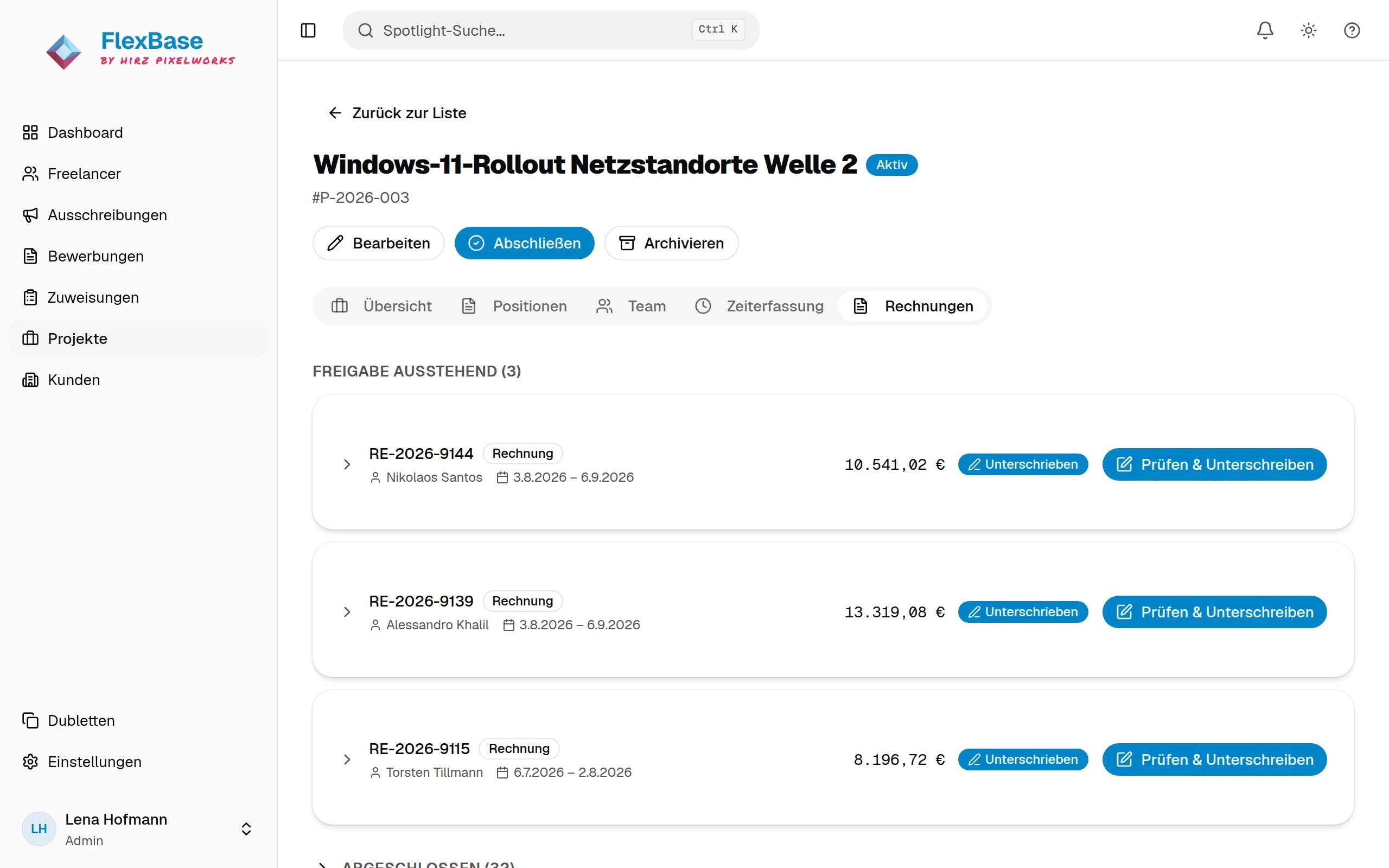 Rechnungen eines Projekts in FlexBase mit Rechnungsnummer, Freelancer, Zeitraum, Betrag und der Aktion Prüfen und Unterschreiben