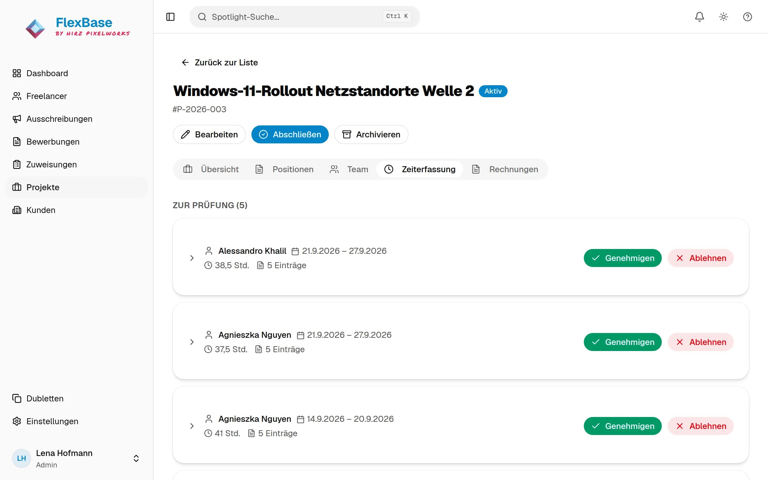 Zeiterfassung eines Rollout-Projekts in FlexBase: eingereichte Wochen je Freelancer mit Stunden und den Aktionen Genehmigen und Ablehnen